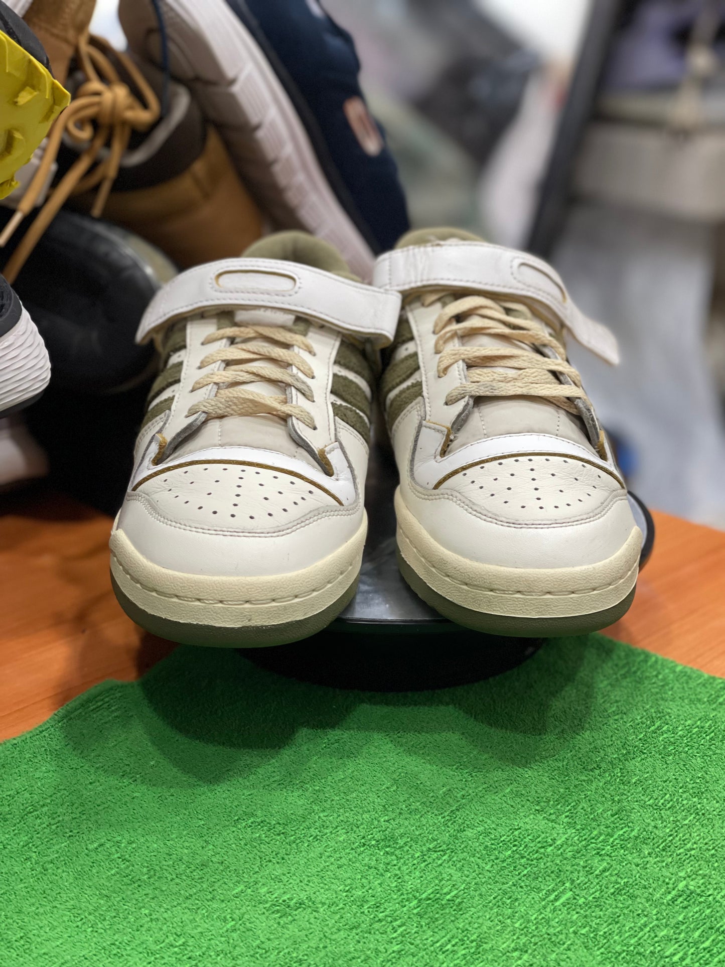 🏷️ Adidas Forum Low – Blanc & Vert Olive – Pointure 43.5